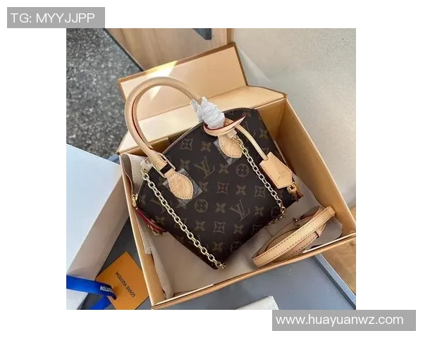 LV经典足球包闪耀球星场外风采引领时尚运动生活新风潮